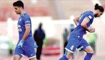 محمد حسین مرادمند مدافع استقلال سربازی خود را به تعویق انداخت