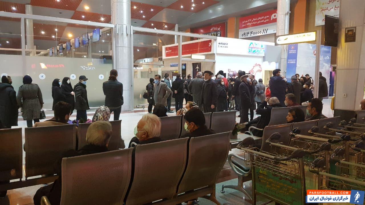 انتظار هواداران تراکتور در فرودگاه تبریز با وجود تاخیر در ورود ساغلام