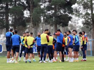 حضور محمد اسفندیارپور مدیرعامل گل گهر در جمع شاگردان امیر قلعه نویی قبل از مصاف با استقلال