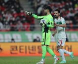 روحیه دادن بازیکنان و مربیان تیم ملی به امیر عابدزاده در بین دو نیمه بازی با کره جنوبی