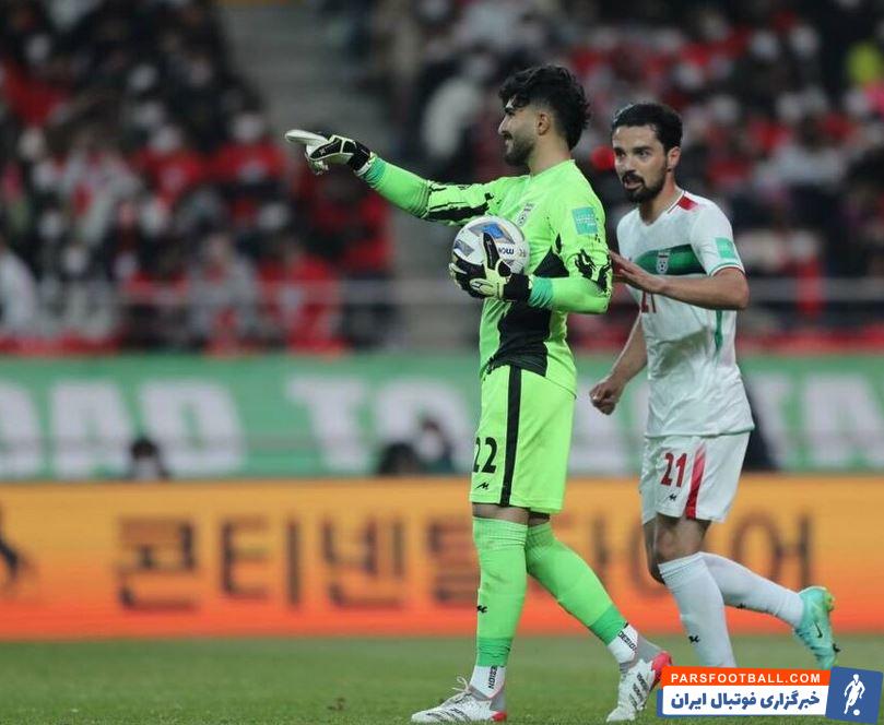 روحیه دادن بازیکنان و مربیان تیم ملی به امیر عابدزاده در بین دو نیمه بازی با کره جنوبی