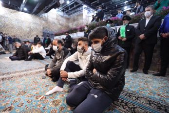 حضور اعضاى تیم ملى در حرم امام رضا علیه السلام ؛ دراگان اسکوچیچ در نقش خادم آستان قدس رضوی