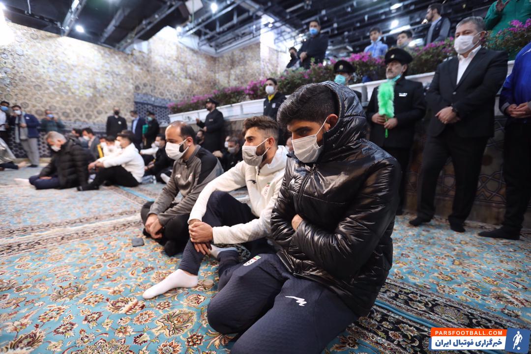 حضور اعضاى تیم ملى در حرم امام رضا علیه السلام ؛ دراگان اسکوچیچ در نقش خادم آستان قدس رضوی