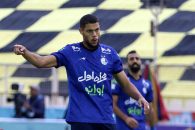 فرهاد مجیدی در آستانه دربی تصمیم گرفت رودی ژستد مهاجم خود را نیمکت‌نشین کند