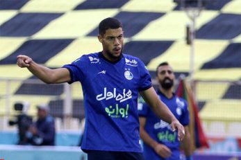 فرهاد مجیدی در آستانه دربی تصمیم گرفت رودی ژستد مهاجم خود را نیمکتنشین کند