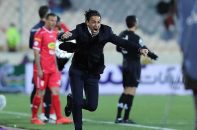 به اشتراک گذاشتن شادی پس از گل استقلال به پرسپولیس در دربی 98 توسط فرهاد مجیدی