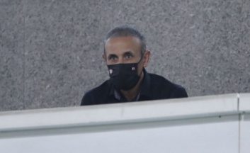 واکنش عجیب یحیی بعد از ناراحتی شدید در پایان بازی با هوادار ؛ اقدام هواداران برای روحیه دادن به سرمربی پرسپولیس